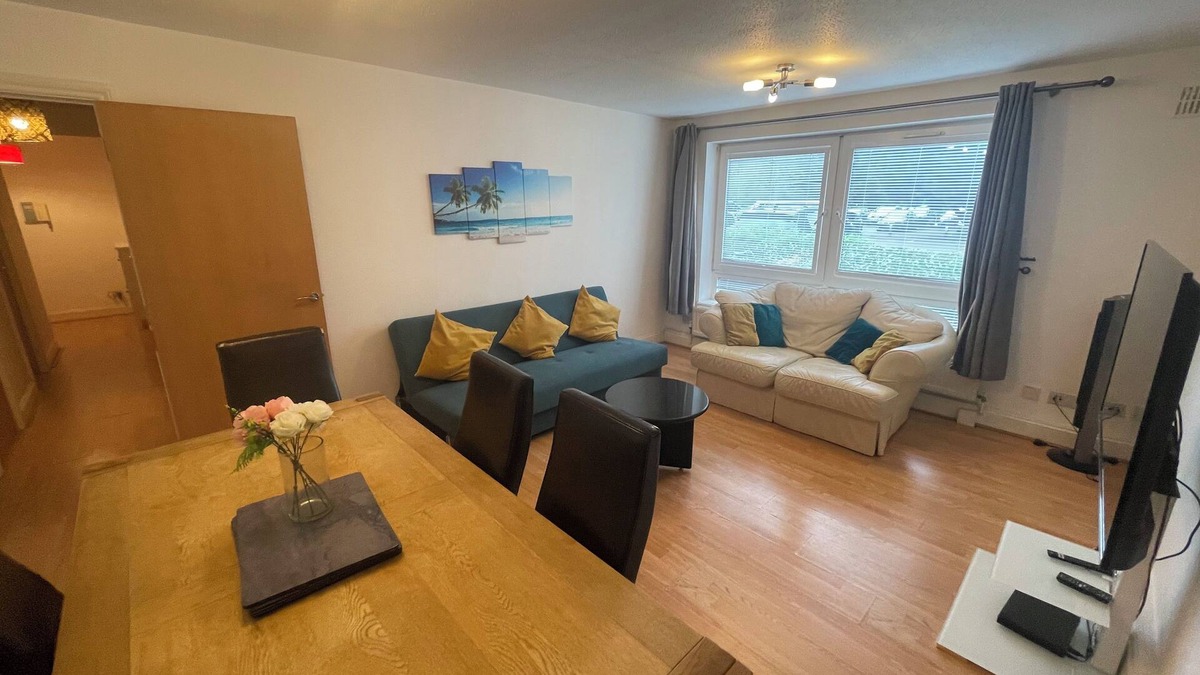 Uxbridge North Apartment | Spacious 2-bed ground floor apartment near Heathrow with free parking for 2 cars