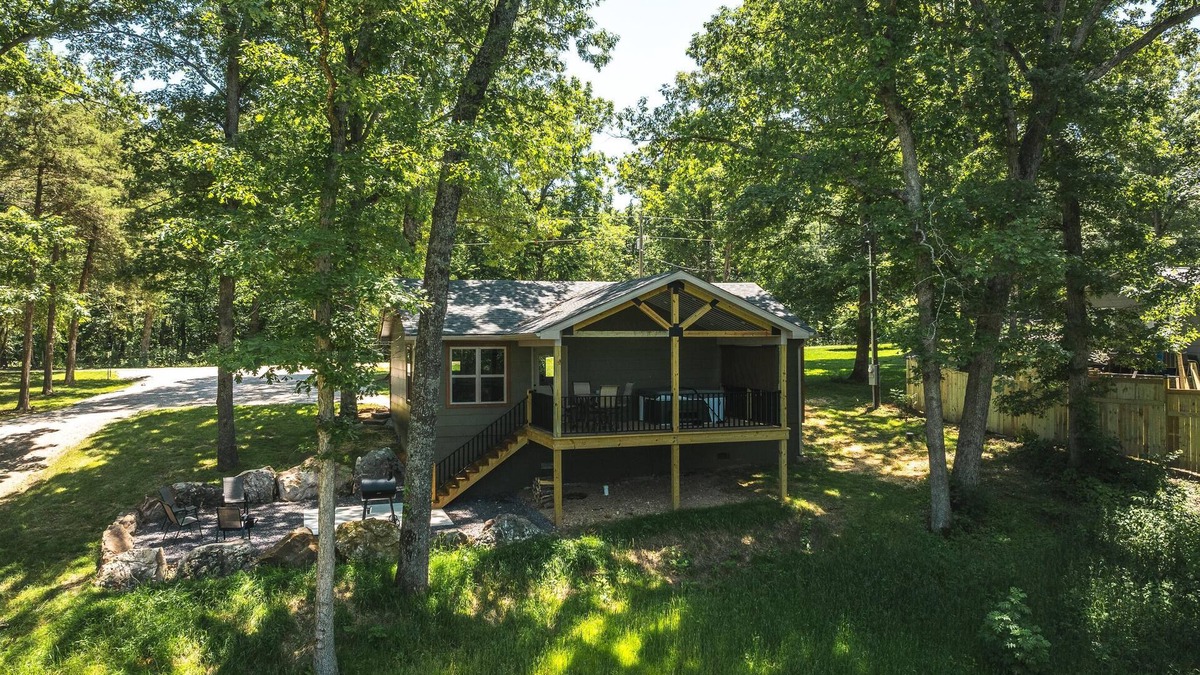 Steelville Cabin | Spacious 2 bed, Hot tub, beautiful back deck overlooking Meramec River