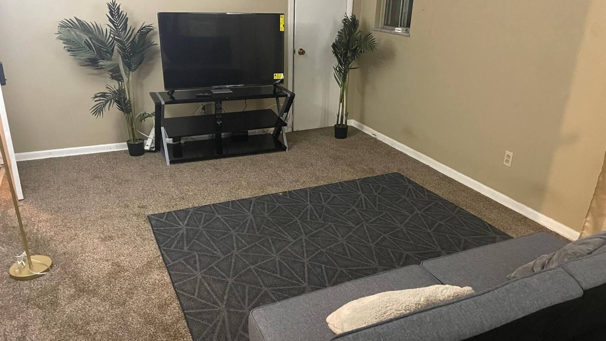 Garfield Heights Apartment | Spacious 2 Bedroom w 2 Queen Beds and full kitchen in Garfield Heights WIFI 17U