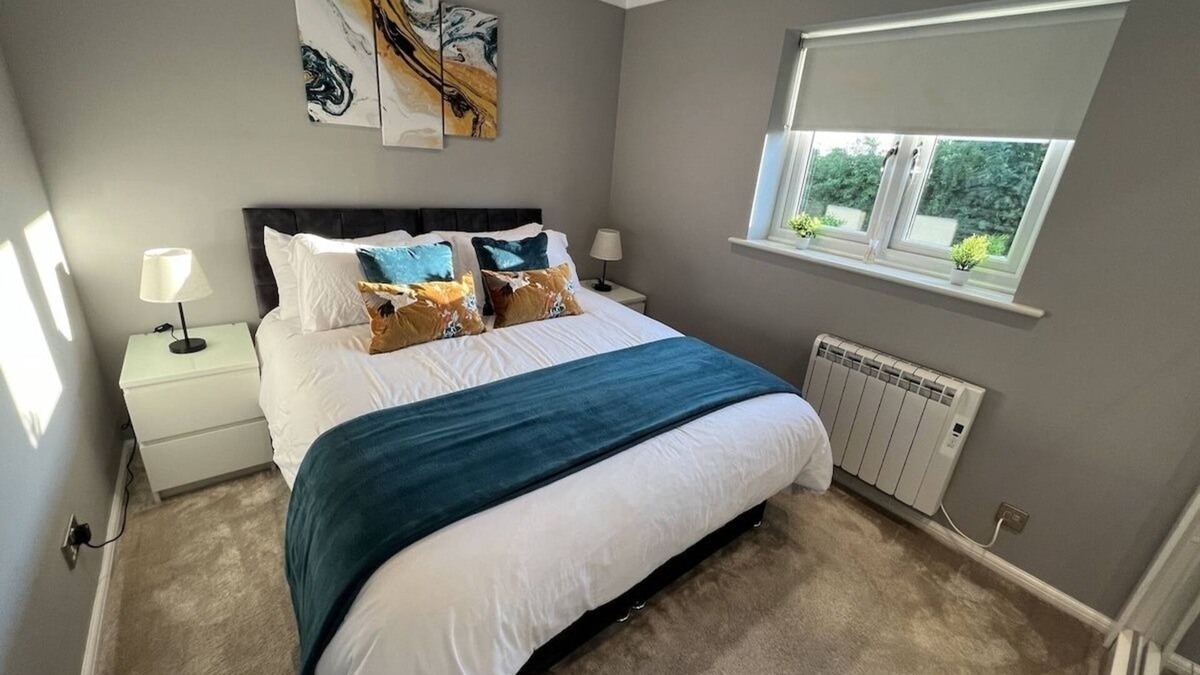 Stevenage House | Spacious 2-Bedroom House with Garden – Sleeps 5