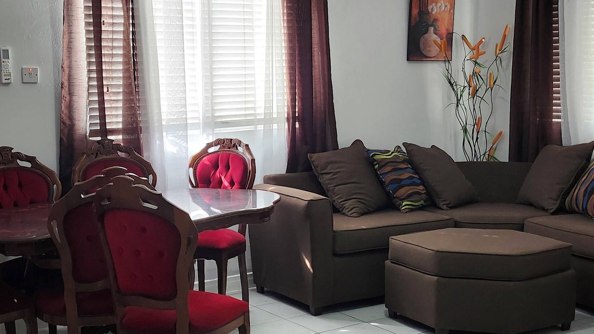 Portmore House | Spacious 2 bedroom, 1 bathroom detached house - 15 minutes from beach!