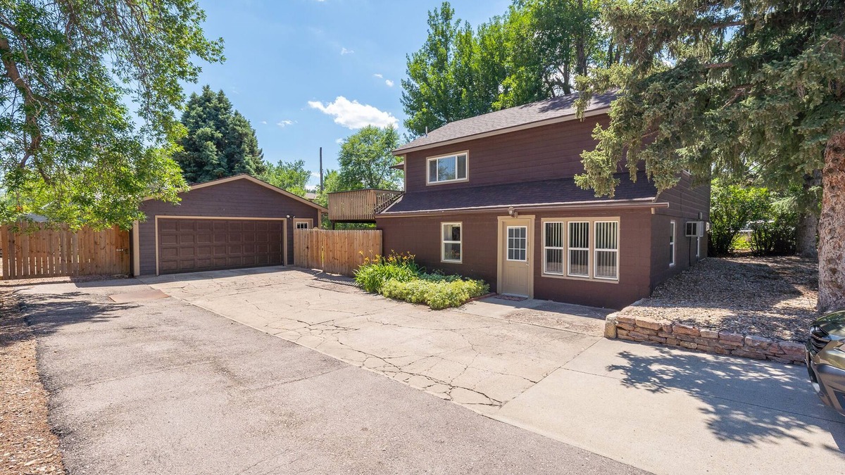Rapid City House | Spacious 2 bedroom 2 bath home. 30 minutes from Mount Rushmore. Perfect location