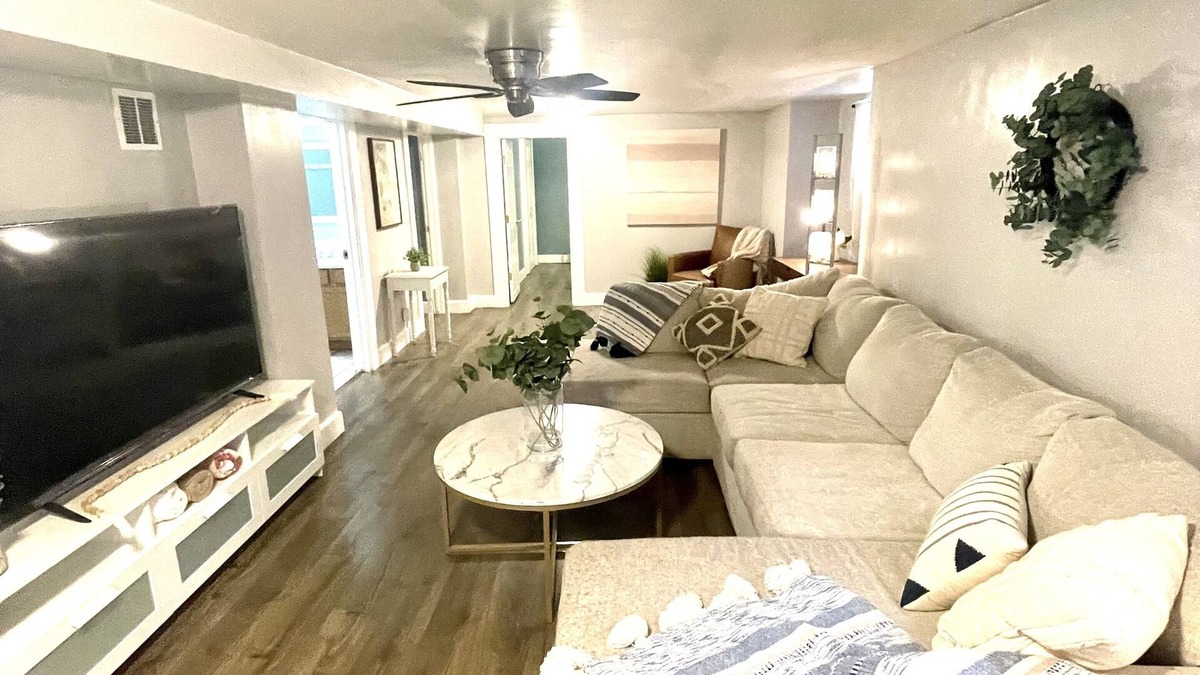 West Colfax House | Spacious 2 bedroom, 7 minutes to Downtown + Stadium, Full Kitchen