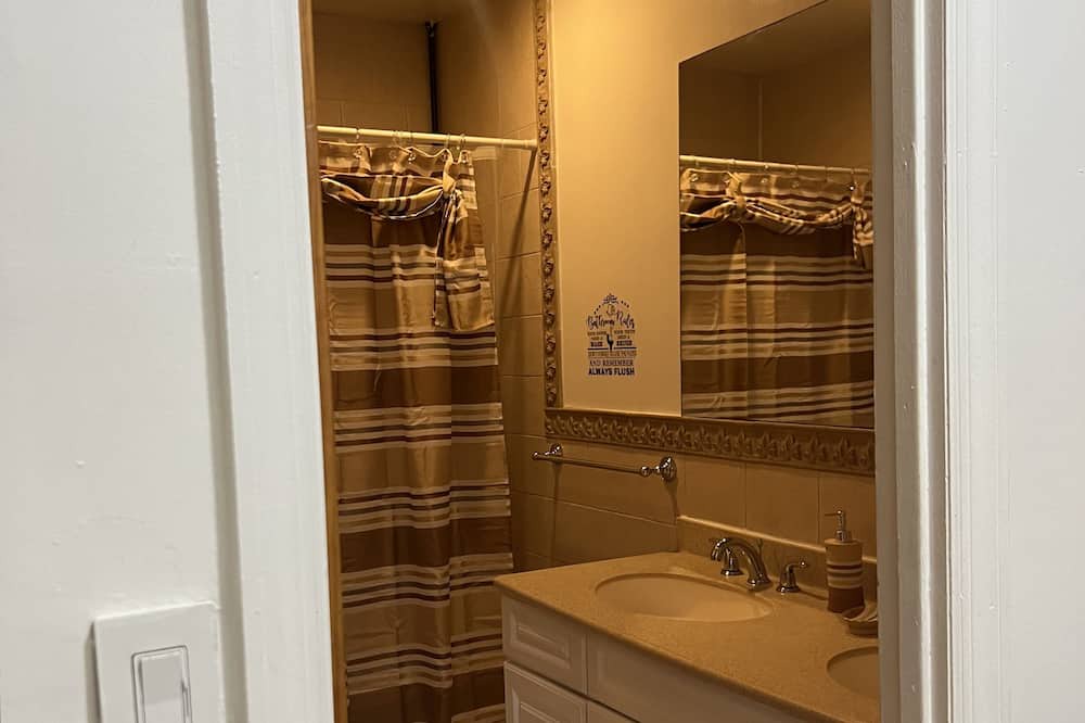 Queens House | Spacious 2-bedroom apartment with AC, WiFi in delightful Queens