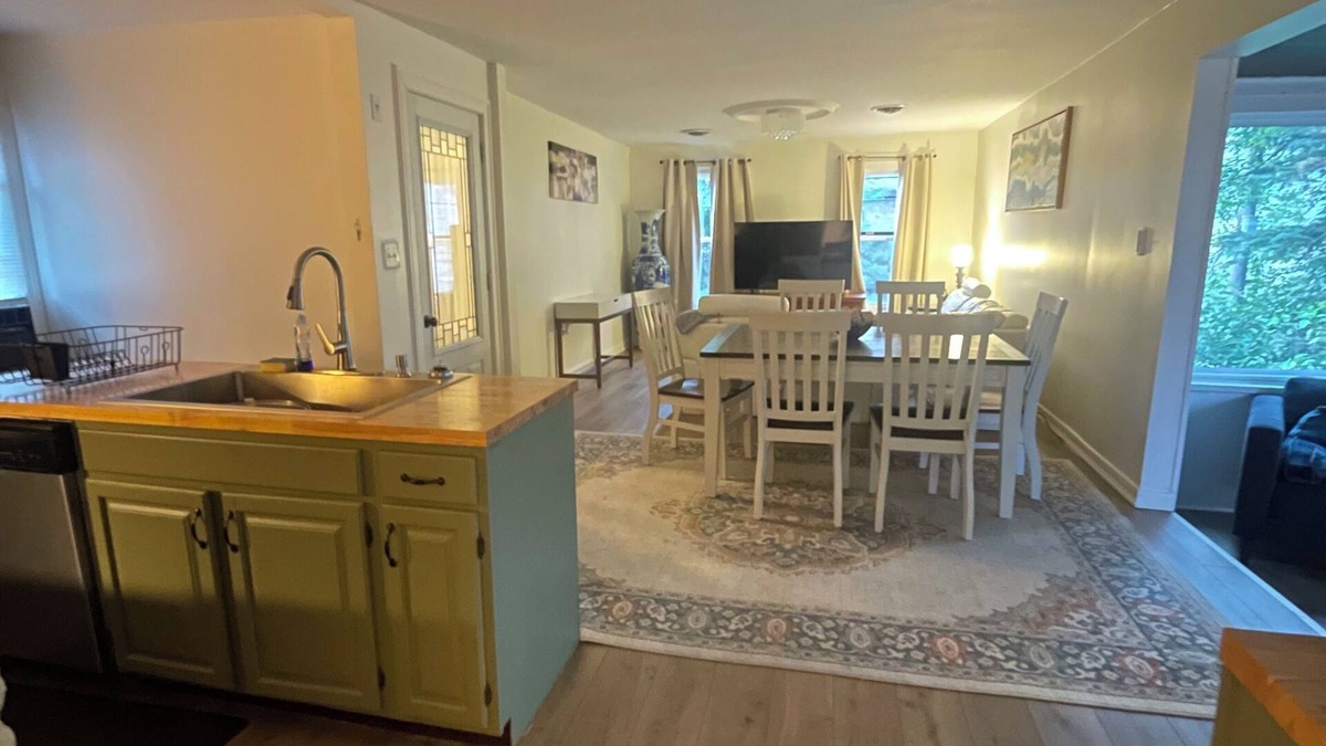 Utica Apartment | Spacious 2-bedroom apartment with AC, WiFi in Utica