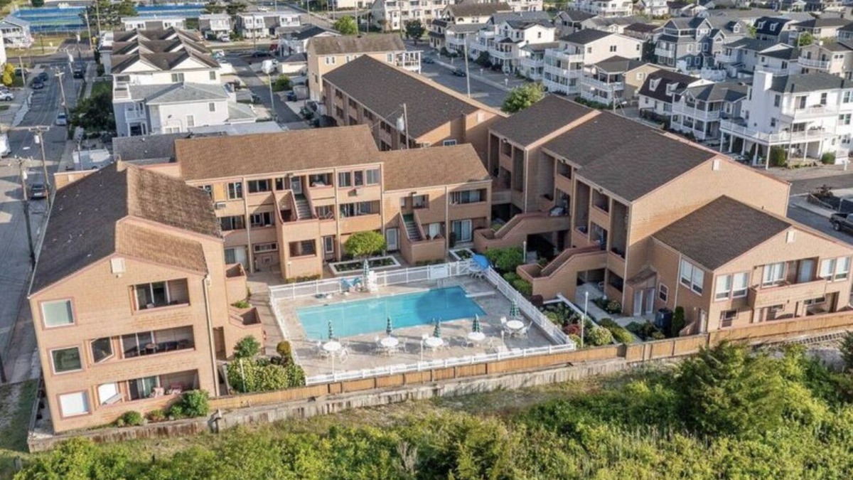 Southend Condo | Spacious 2-bedroom corner condo on the beach with pool, AC, & WiFi in Brigantine
