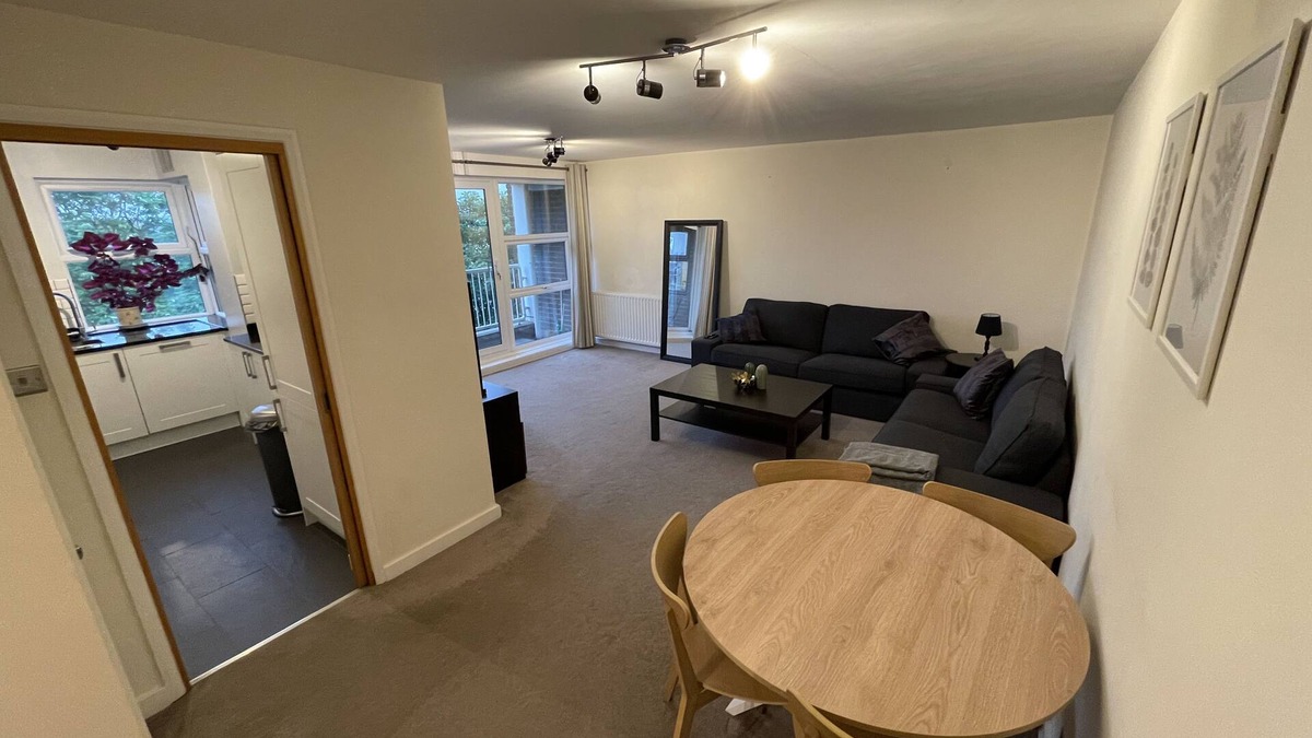 St. Mark's Apartment | Spacious 2-Bedroom Flat Near Surbiton Station