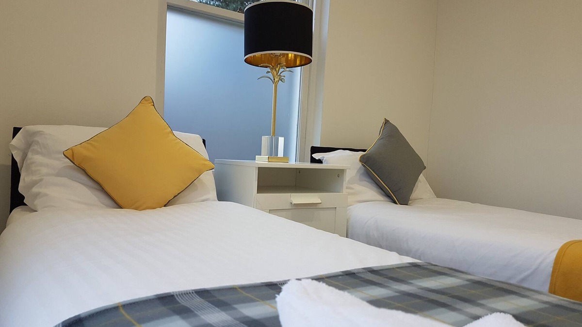 Chelmsford Apartment | Spacious 2 Bedroom close to station and shopping