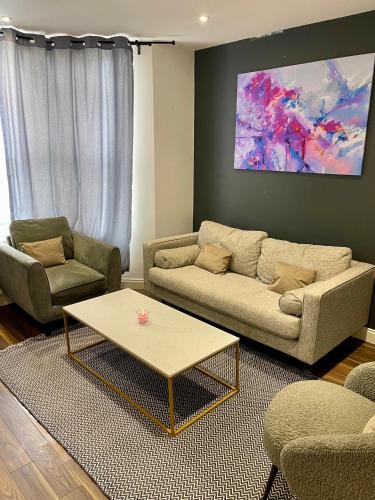 Wimbledon Park Apartment | Spacious 2 Bedroom Home with Garden and Driveway near Wimbledon
