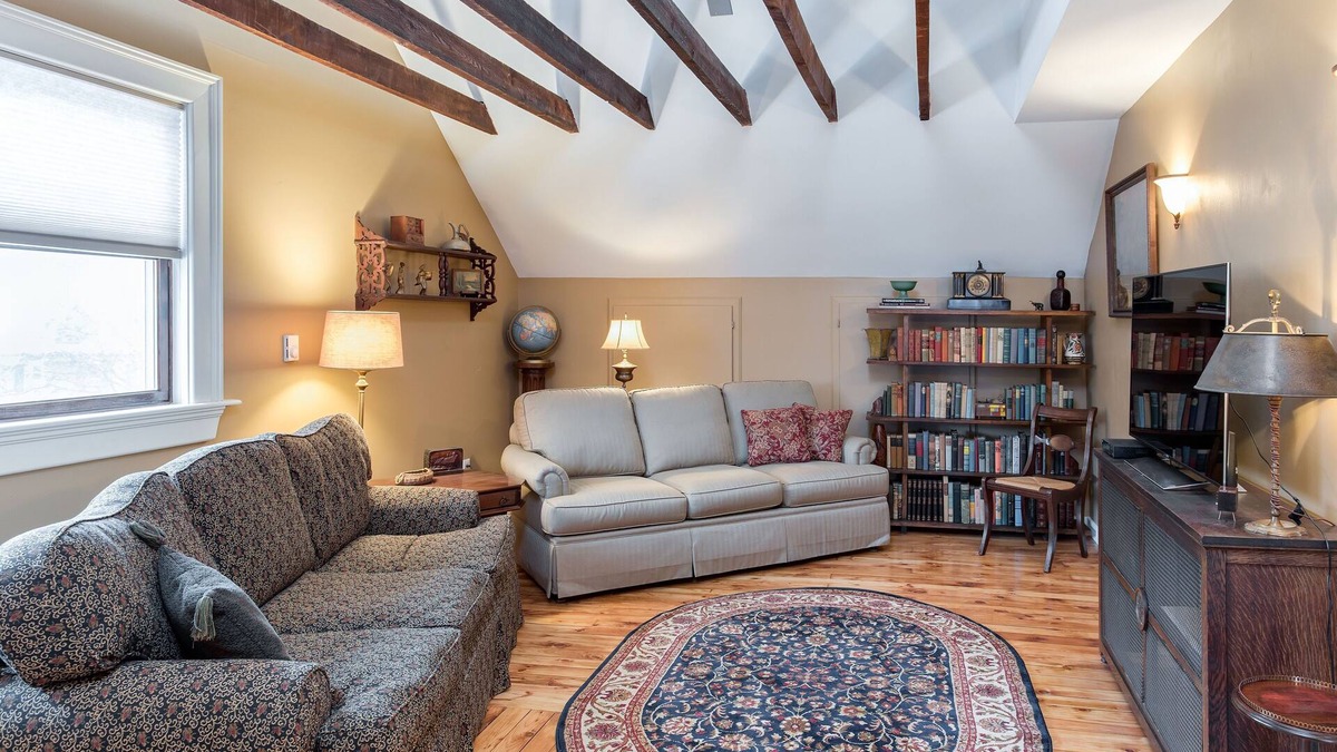 East Avenue House | Spacious 2 Bedroom in 1910 Tudor House