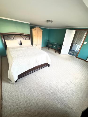 Watchung House | Spacious 2 Bedroom Lakeview Retreat with Private Comfort & Free Parking