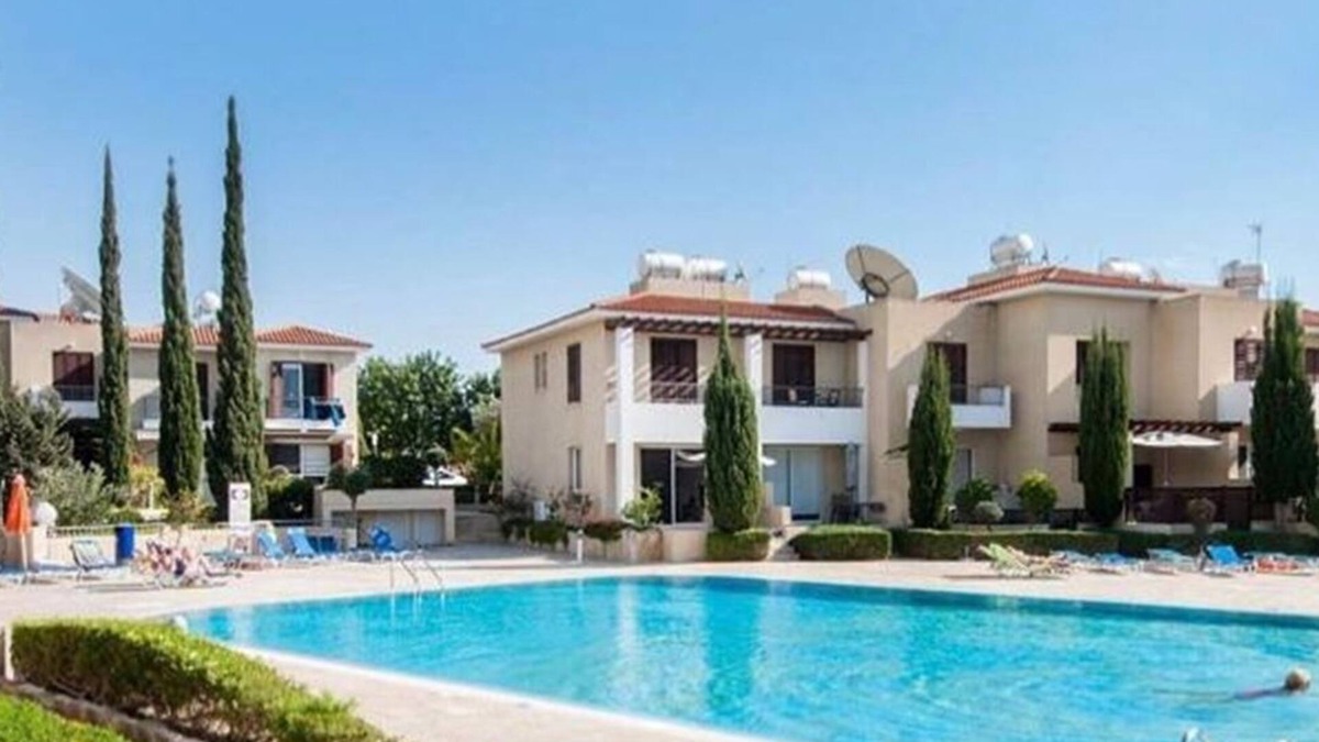 Koloni House | Spacious 2 bedroom townhouse, large pool, FREE WIFI
