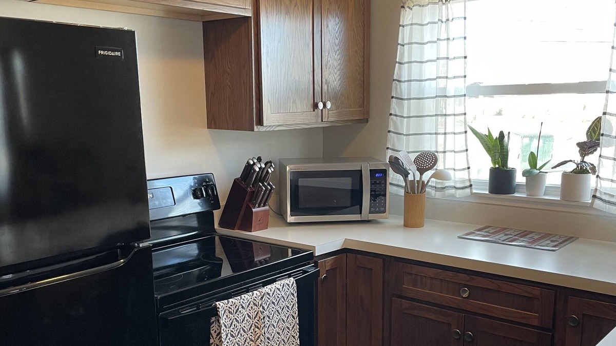 Cross Lanes Apartment | Spacious 2-bedroom apartment in convenient Cross Lanes with WiFi, AC