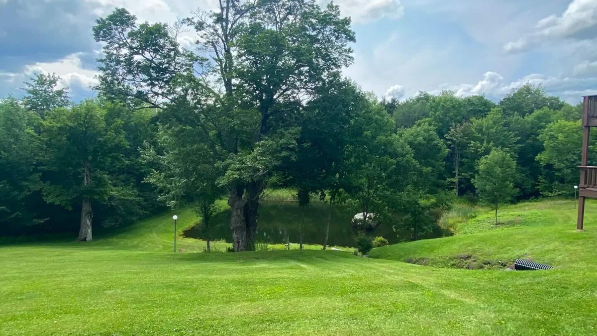 East Jewett Condo | Spacious 2-bedroom condo with mountain views & lots of hiking