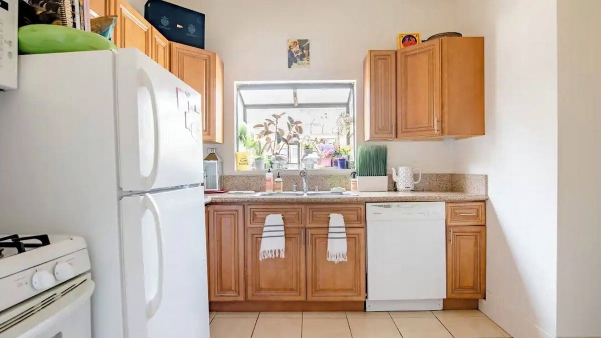 Melrose Apartment | SPACIOUS 2 BEDROOM APARTMENT IN HOT SPOT OF LOS ANGELES. Quiet and Chic