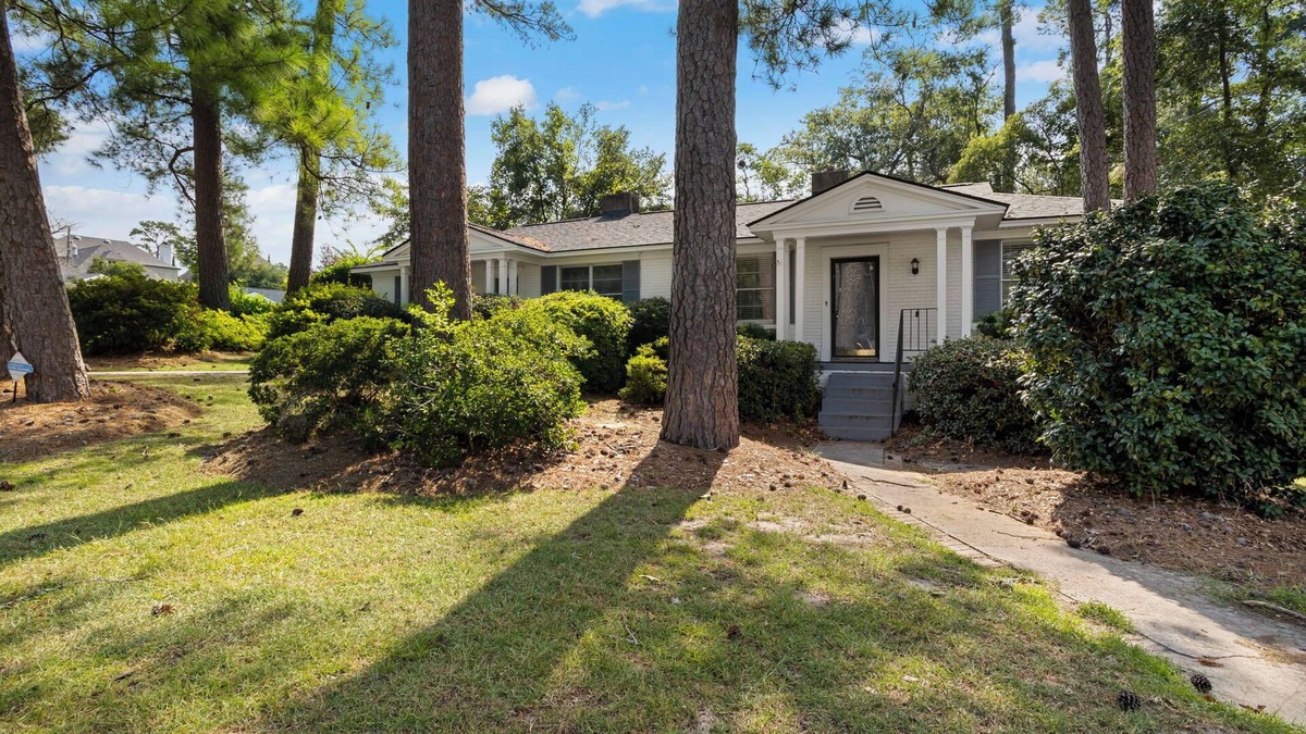 Forest Acres House | Spacious 2 Bedroom walking distance to shopping and Dining.