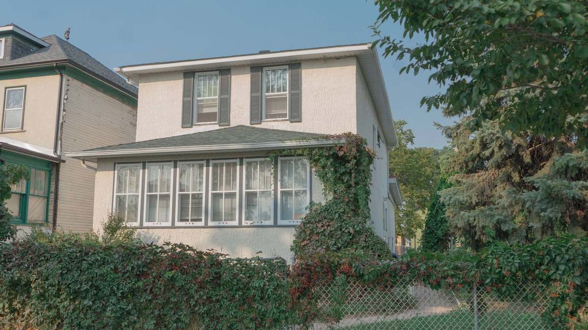 Winnipeg House | Spacious 2 BR 1 BATH - NEAR DOWNTOWN