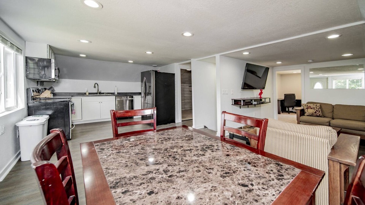 Rochester House | Spacious 2 BR Flamingo Suite - Minutes from Mayo!