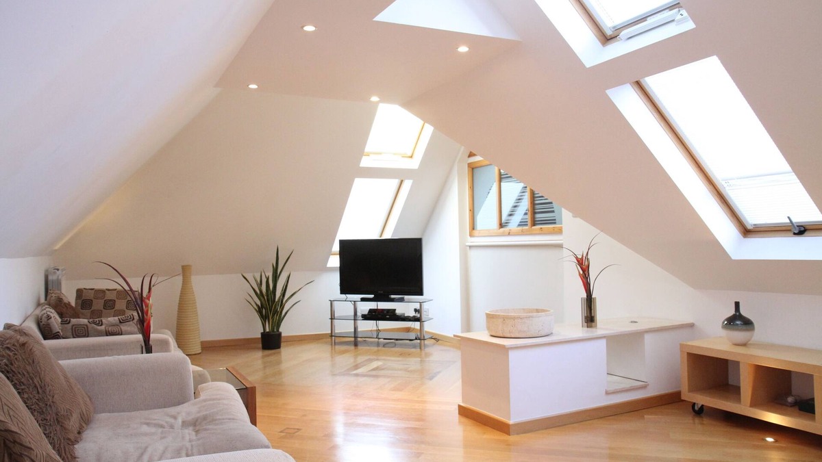 Eltham Apartment | Spacious 2 BR Penthouse, private roof terrace