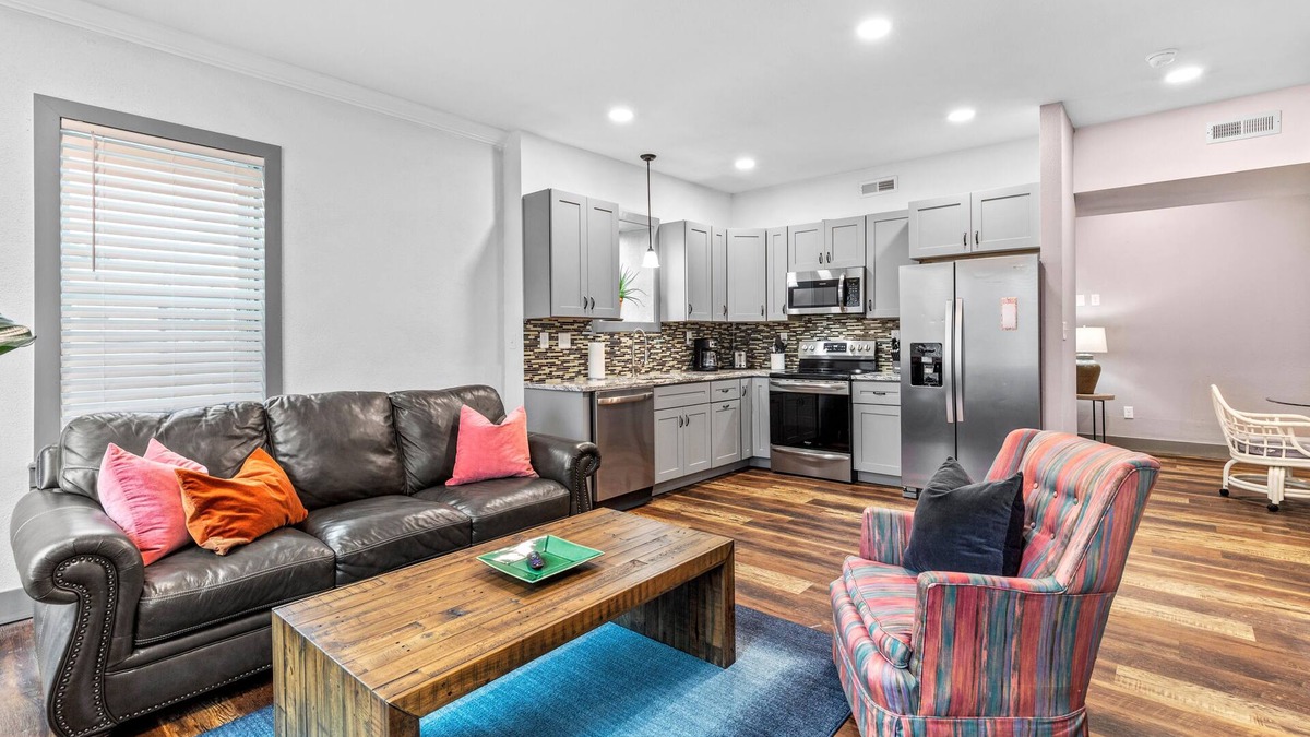 St. Louis Apartment | Spacious 2 BR★Sleep 4★Central Location★Parking