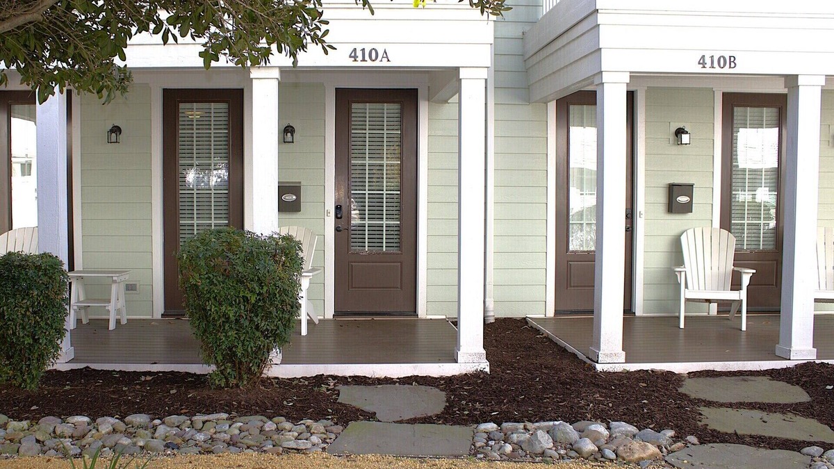 Northeast Virginia Beach House | Spacious 2 BR Townhouse Walking Distance to the Beach and Boardwalk (410B)