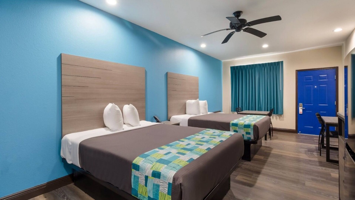 Hitchcock House | Spacious 2 Queen Non-Smoking, Scottish Inns, Free Parking, Near Galveston Beach