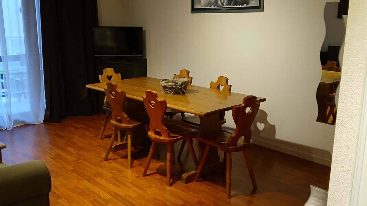 Vignec Apartment | Spacious 2-Room Cabin for 6 with Terrace, Pool Access & Nearby Shuttle