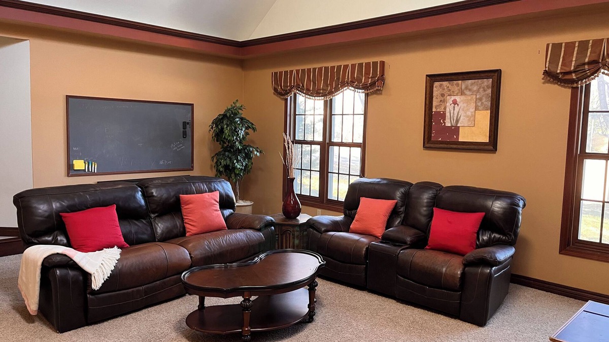 Ashwaubenon House | Spacious 2-story, 5-BR house in Titletown area, 1.5 mile to Lambeau
