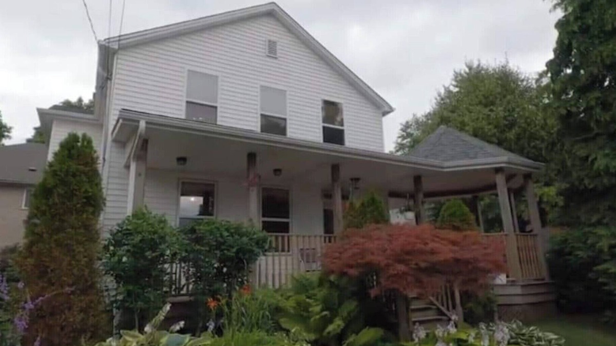 Downtown Niagara Falls House | Spacious 2 Story House with Beautiful Garden