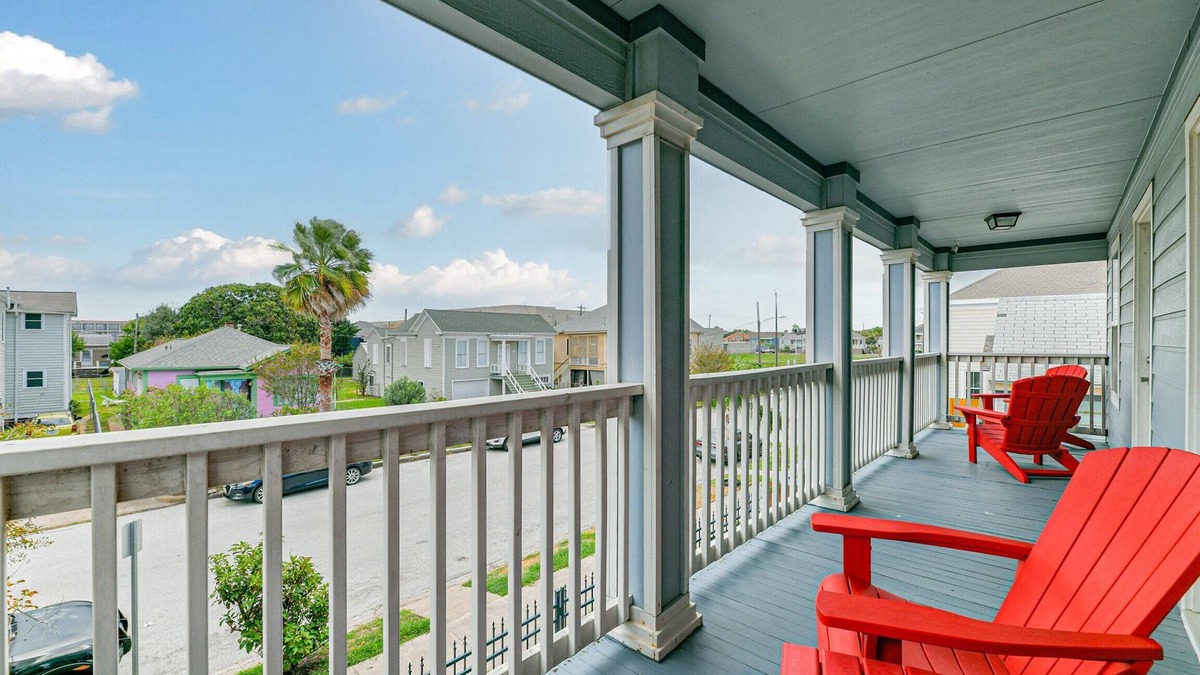 San Jacinto House | Spacious 2-story house nestled just 3 blocks away from the picturesque seawall!