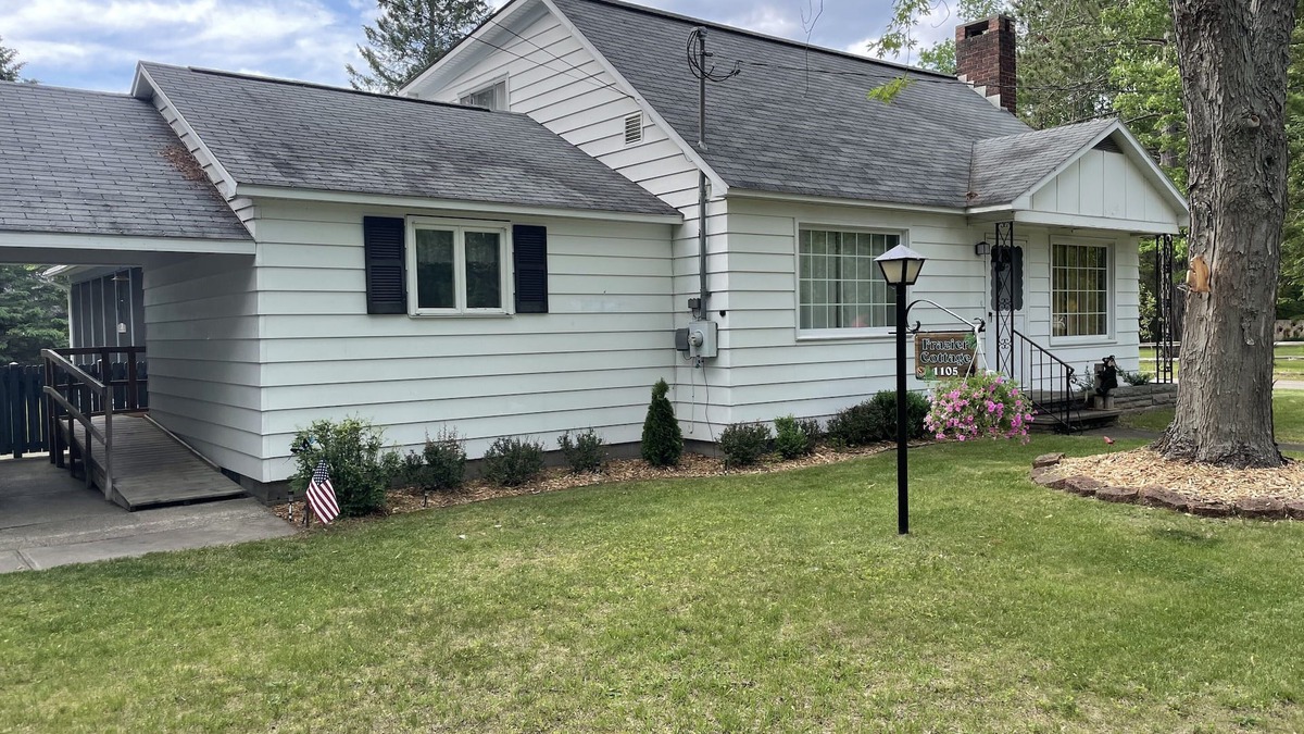 Roscommon House | Spacious 2200 Sq Ft- 3 bedroom/3 bathroom house in downtown Roscommon