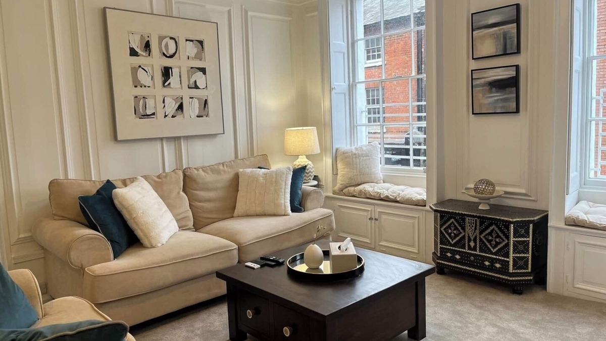 Tring Apartment | Spacious 2B Flat in Clement House