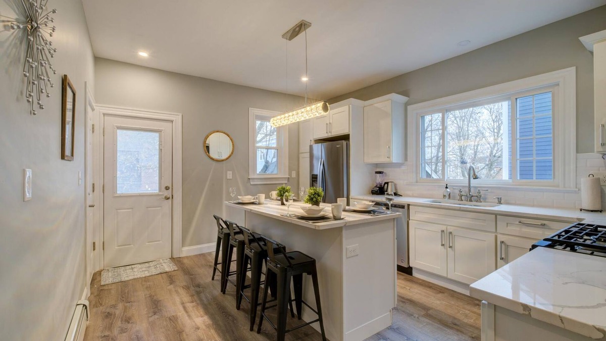 Roxbury Condo | Spacious 2bd 1ba Free Parking 3D Tour