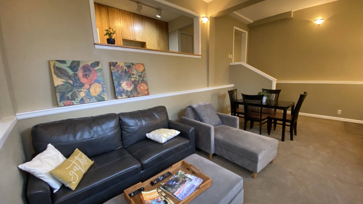 Seattle Apartment | Spacious 2Bdrm walkable to UW, Shopping and More