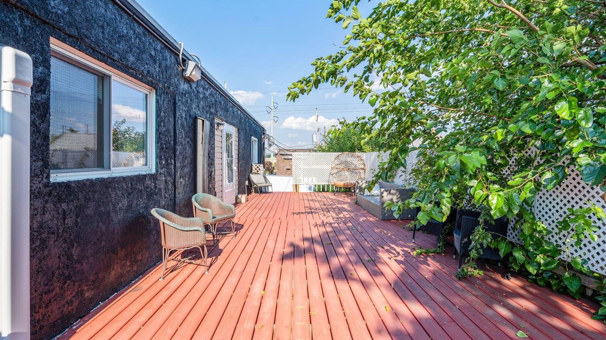 West Bristol House | Spacious 2bed room w/private deck sleep 6 & infant and toddler friendly!