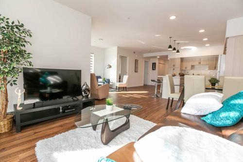 West Edmonton Apartment | Spacious 2bedroom FREE parking king bed close to DT