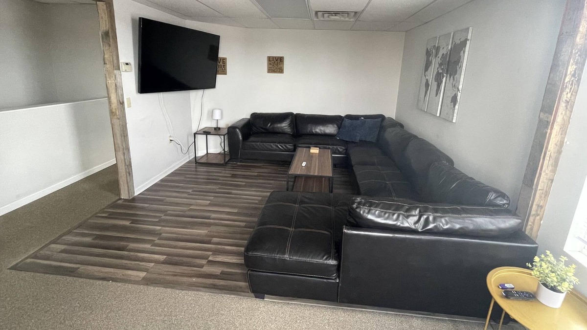 Huntington House | Spacious 2BR-1 Block from downtown