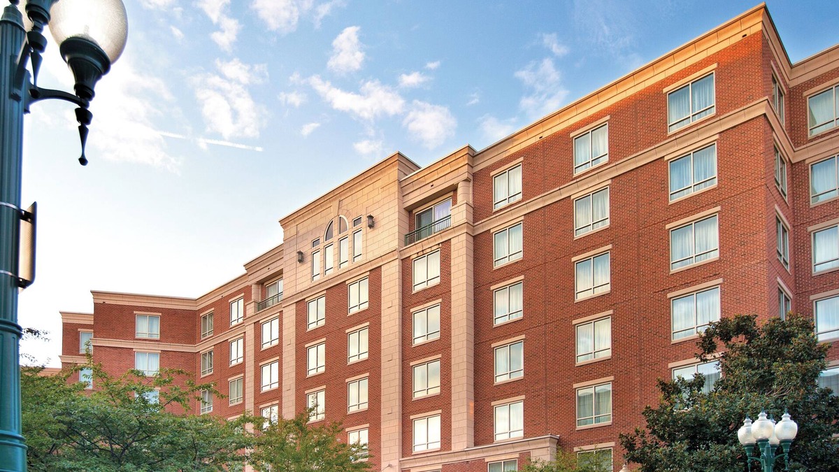 Old Town West Resort | Spacious 2BR 10 Minutes South of DC w/FREE WiFi, Free Parking and Metro Access