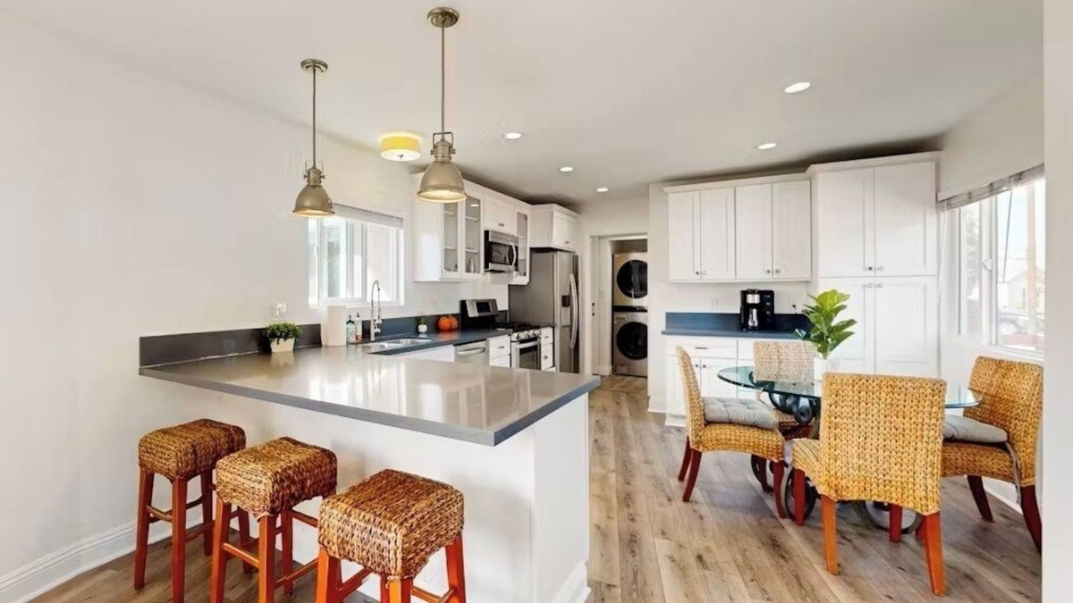 El Cerrito House | Spacious 2BR 2BA Cliffside Bungalow Near SDSU Jacuzzi Tub Family Friendly