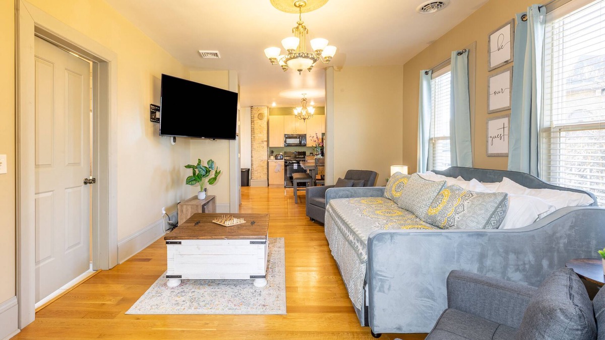 Milwaukee House | Spacious 2br/2ba sleeps 10* near Festivals, Breweries & Lakefront