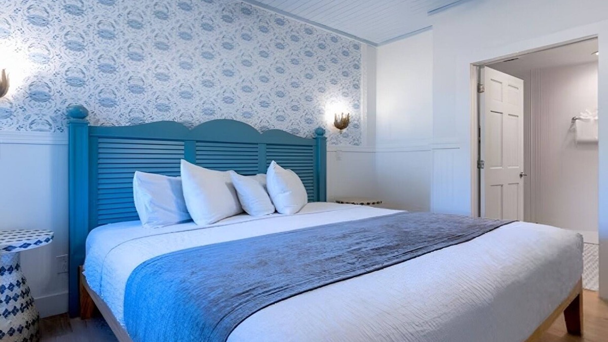 Captiva Hotel | Spacious 2BR Cottage | Porch | Pools | Free Parking | Steps from Captiva Beach