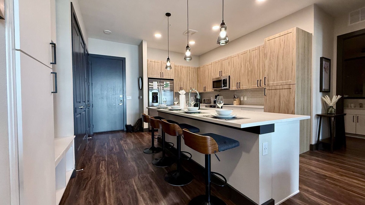 North Burnet Apartment | Spacious 2BR -Prime Location -Washer/Dryer -Secure Entry -Free Garage
