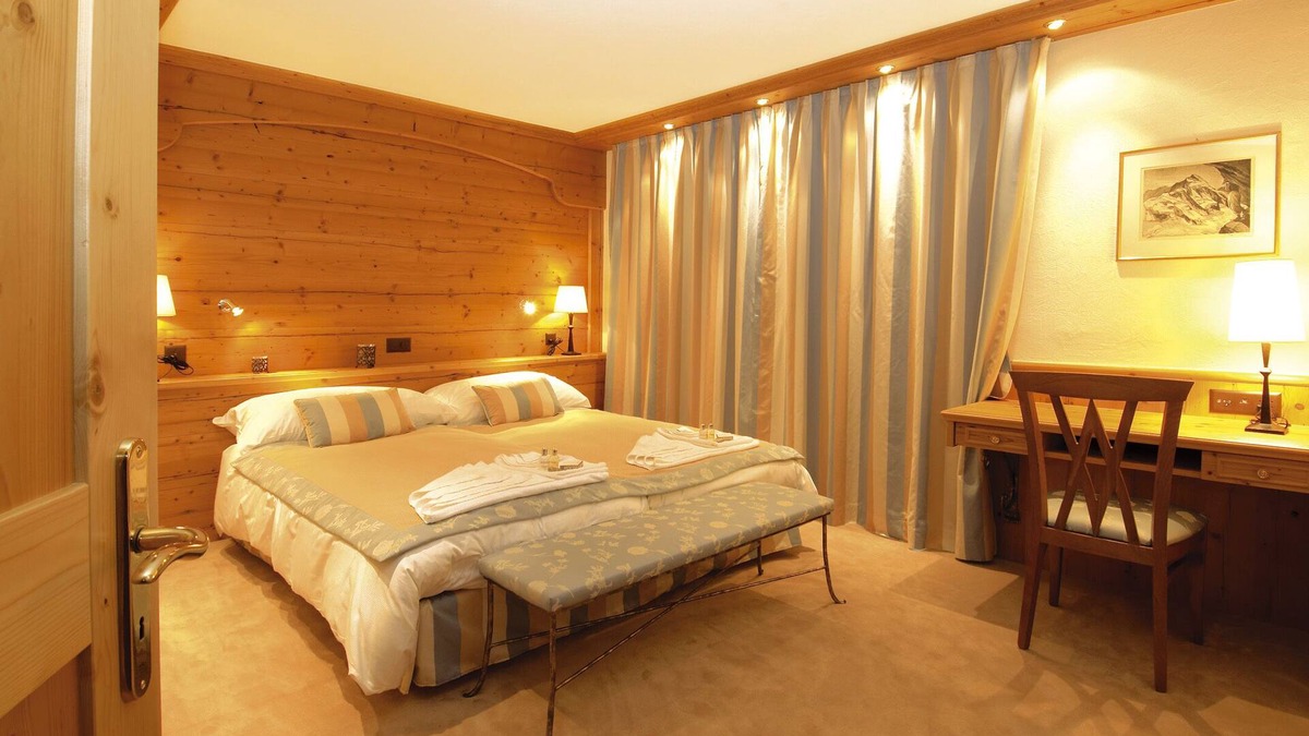 Zermatt City Centre Apartment | Spacious 2nd floor apartment situated in village centre, sleeps 6.