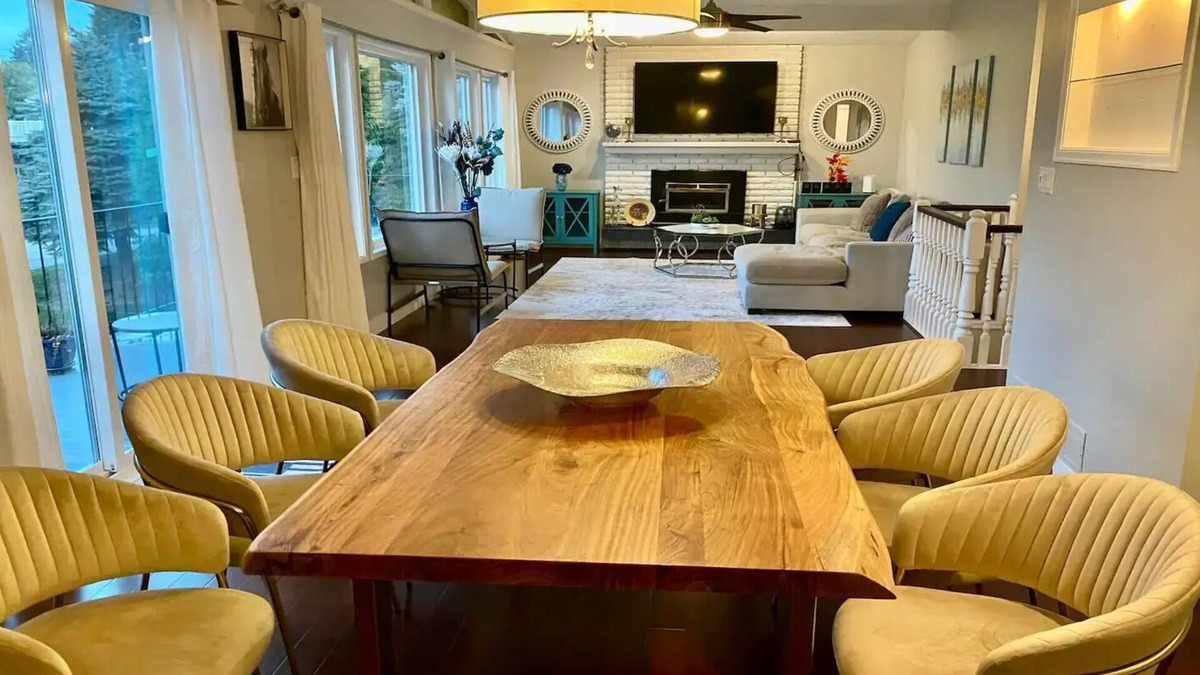 Surrey House | Spacious 2nd Floor Suite at Surrey Bolivar Heights