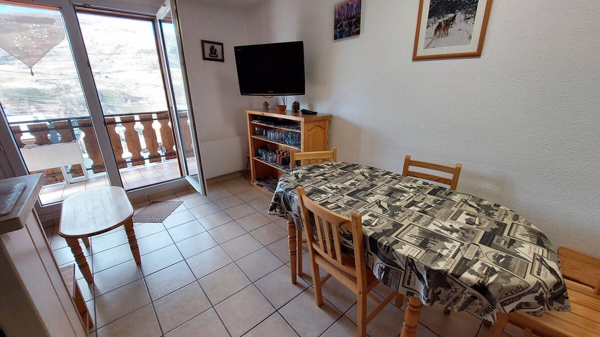 Mont-de-Lans Apartment | Spacious 2P with balcony, close to slopes, pets allowed