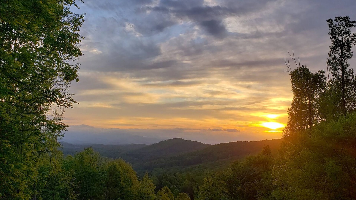 Murphy House | Spacious 3/3 Cabin - Mountain Views , HOT TUB, Game Room & Wi-Fi!