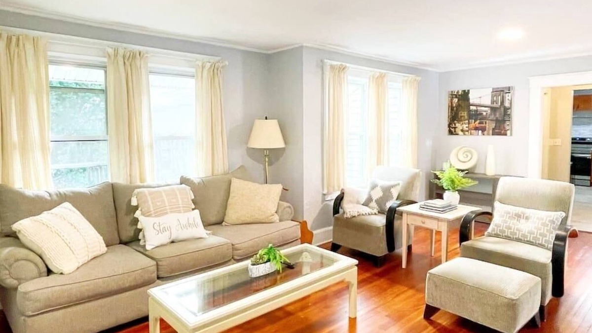 Cove - East Side - Shippan House | Spacious 3 Bd Home Pet Friendly, Parking and Laundry