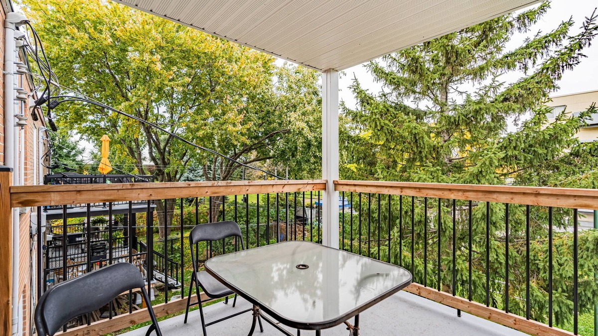 Montreal Apartment | Spacious 3 bdr apartment , Free parking