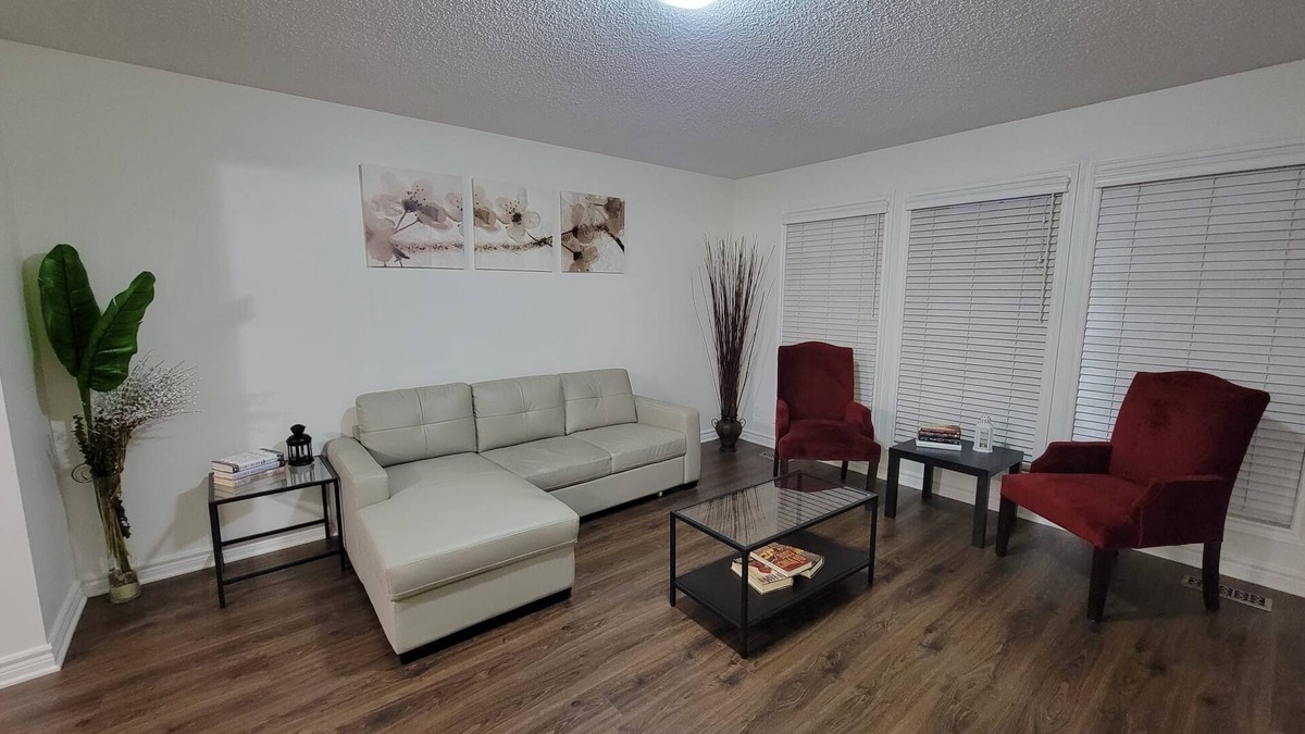 Guildford House | Spacious 3 bed 2 bath full house sleeps 13 Ground Level