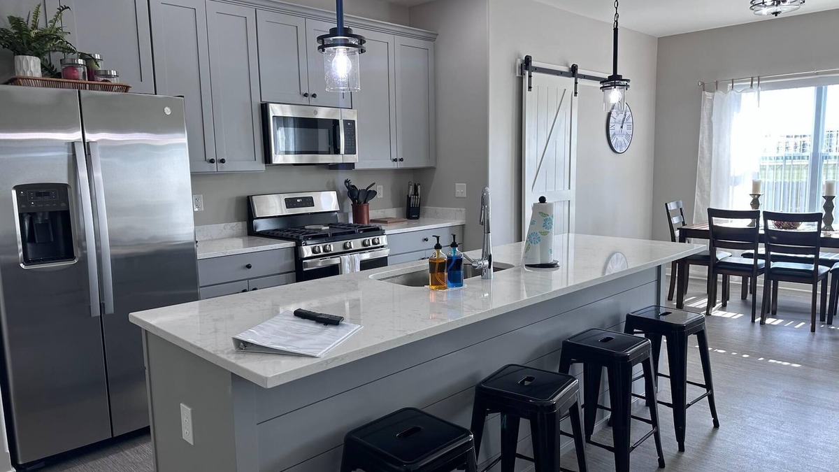 Sycamore Apartment | Spacious 3 bed 2 bath with King Master in Sycamore